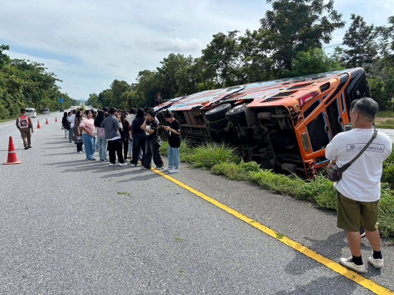 校车带学生去参观失控冲出道路 2名学生受伤