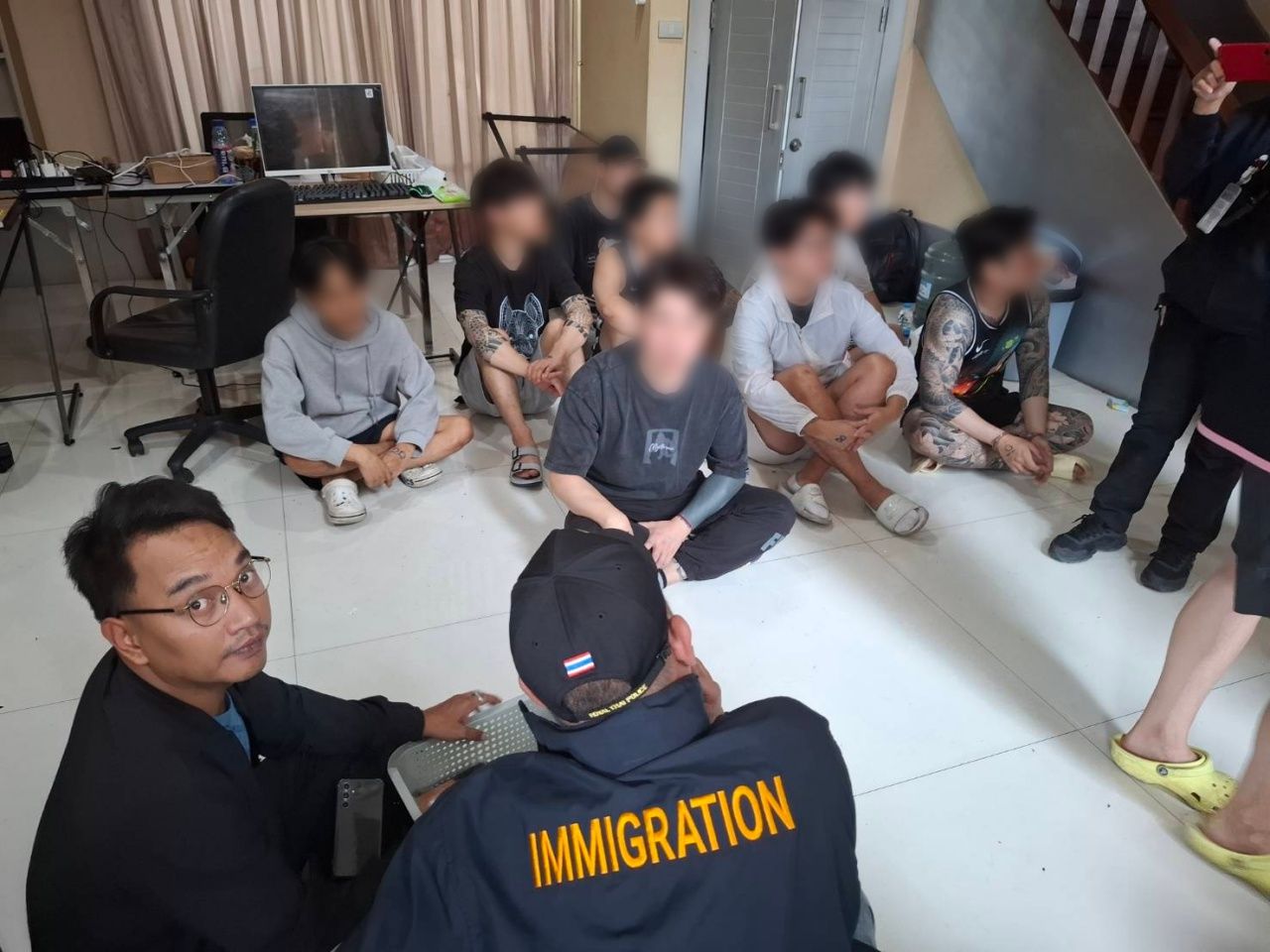 警方包围豪宅营救被绑架者 却发现韩国团伙设立放贷基地