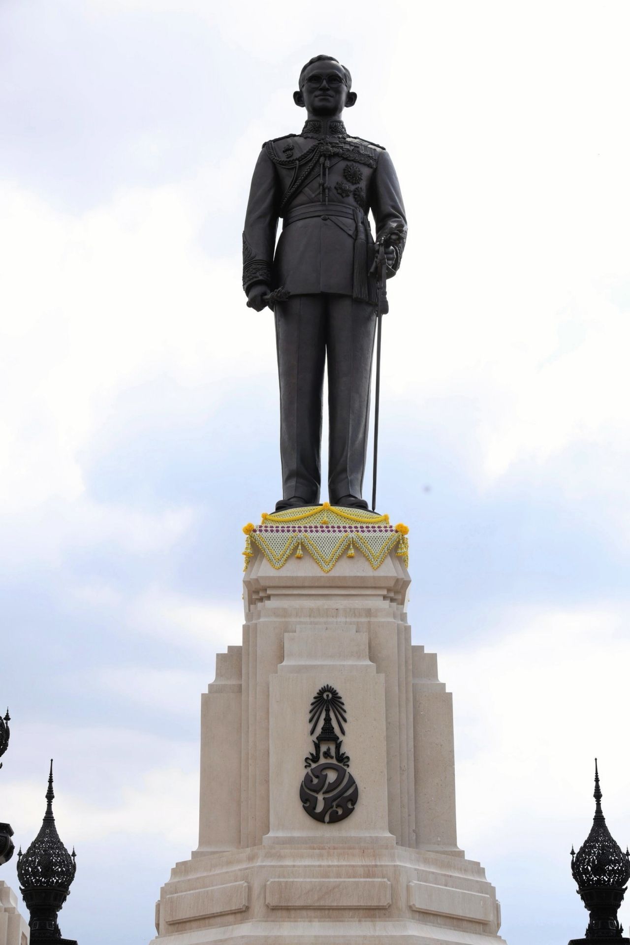 10月13日“拉玛九世日” 免费接送群众敬拜“拉玛九世”纪念碑