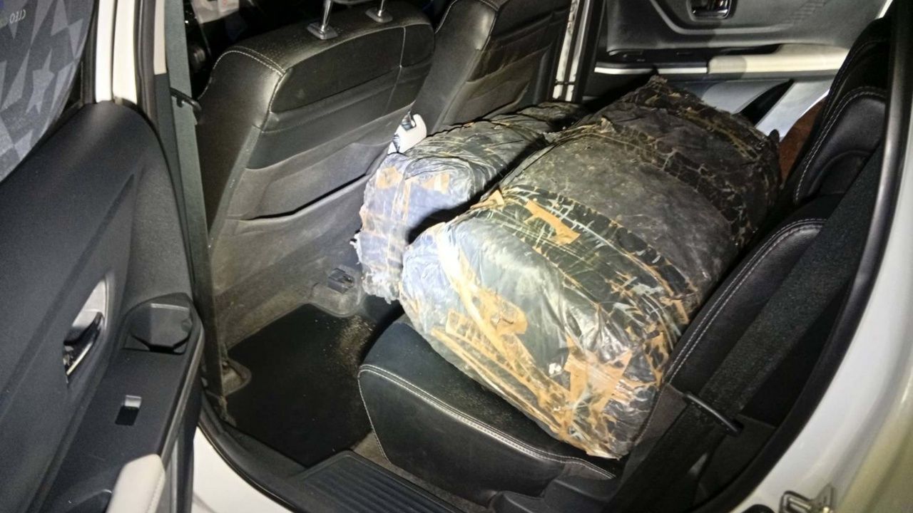 第2区边防警察追捕毒品网络，逮捕2名嫌疑人，受雇运输300公斤冰毒