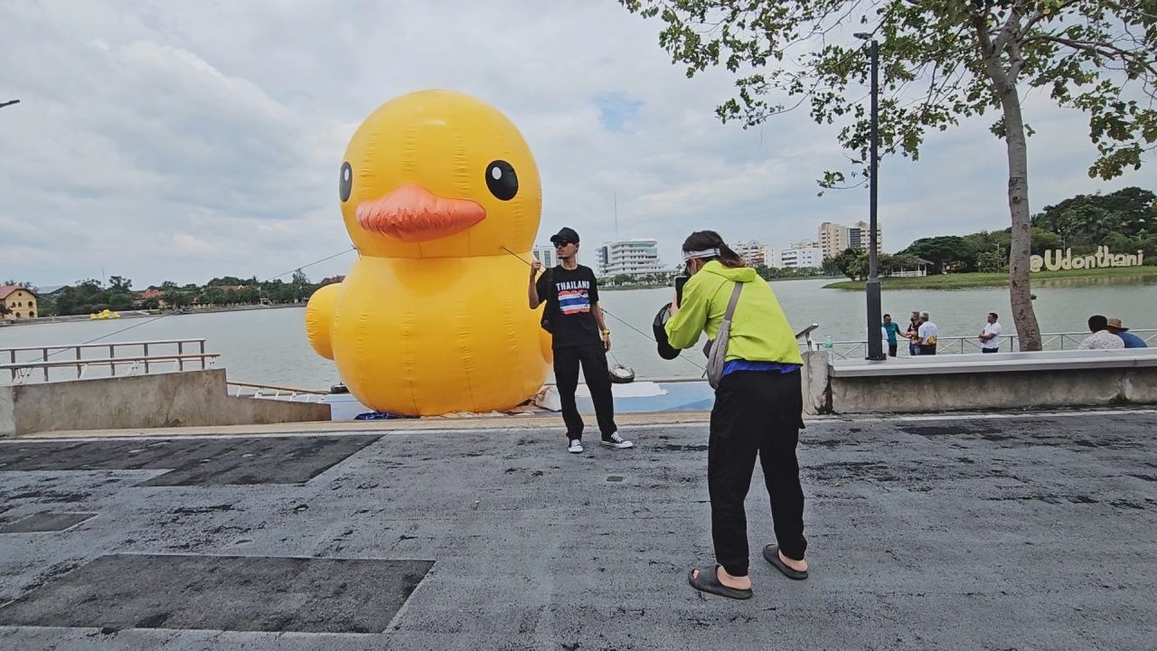 乌隆府的黄色小鸭回来了，带着国旗为前线战士打气，民众纷纷拍照留念