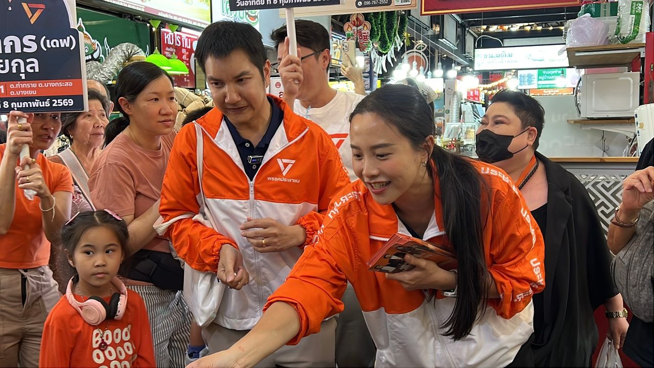 “艾斯”再遭质疑,选举期间被乡民询问——“腾”请求乌隆他尼人民支持橙党