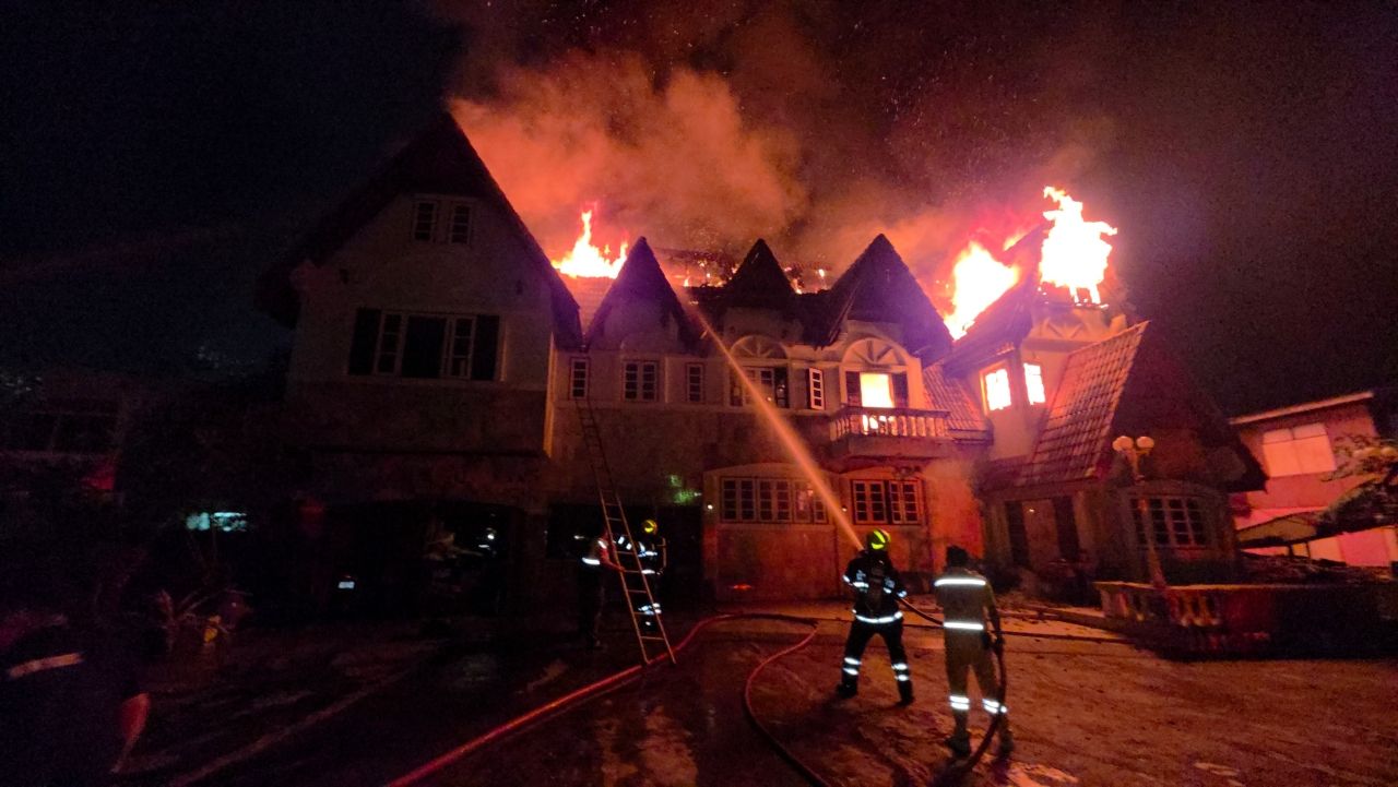 警方紧急调查前素林府警察局长住宅火灾原因，出动超过20辆消防车，房屋全毁