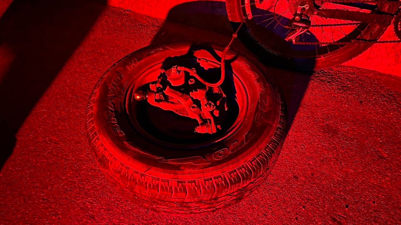 醉酒的皮卡车撞上几辆车在公路上致轮胎脱落起火