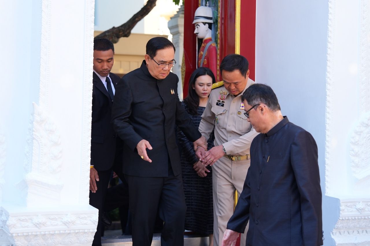 “大树” 鼓励 “阿努廷” 会面时恭敬“最高宗教领袖”