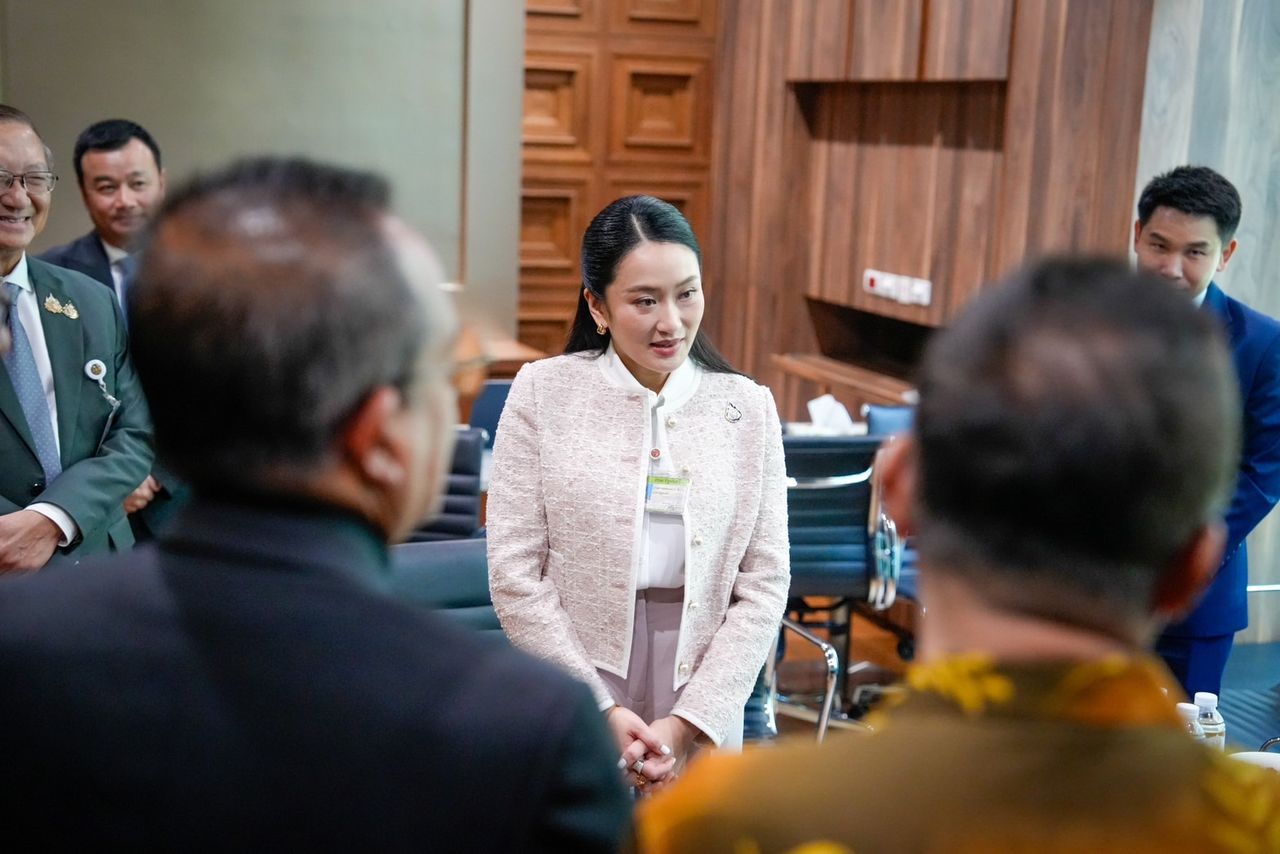 “总理英克”离开议会 - “塔威”带领国民党成员合影鼓励
