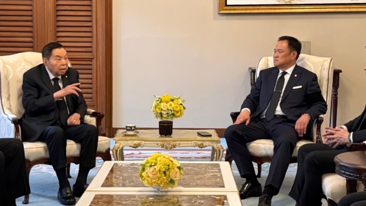 “总理阿努廷”带父亲参观泰国大楼 并坐总理椅以求吉祥