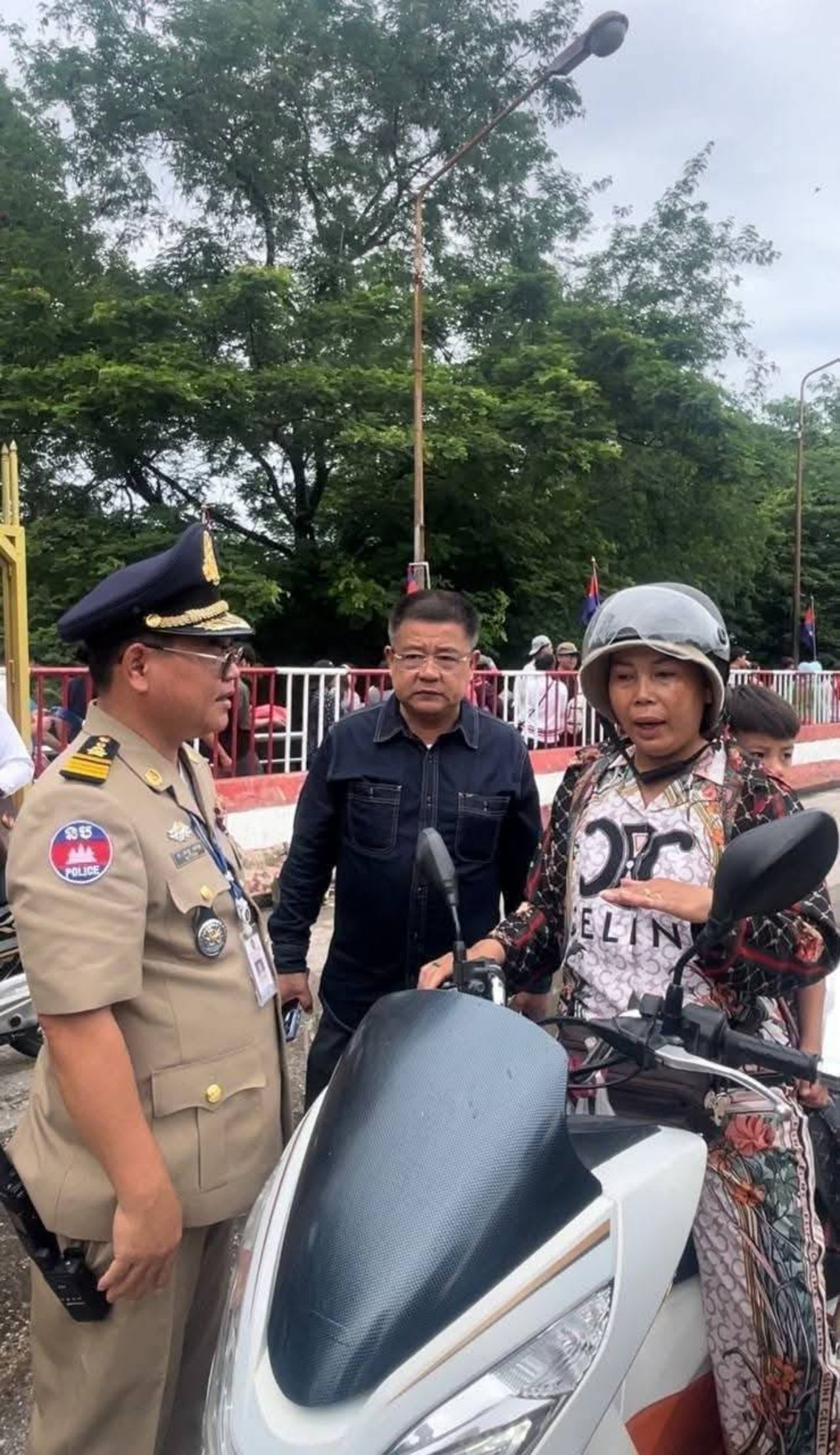 禁止柬埔寨摩托车及推车经五个通关/贸易点进入泰国