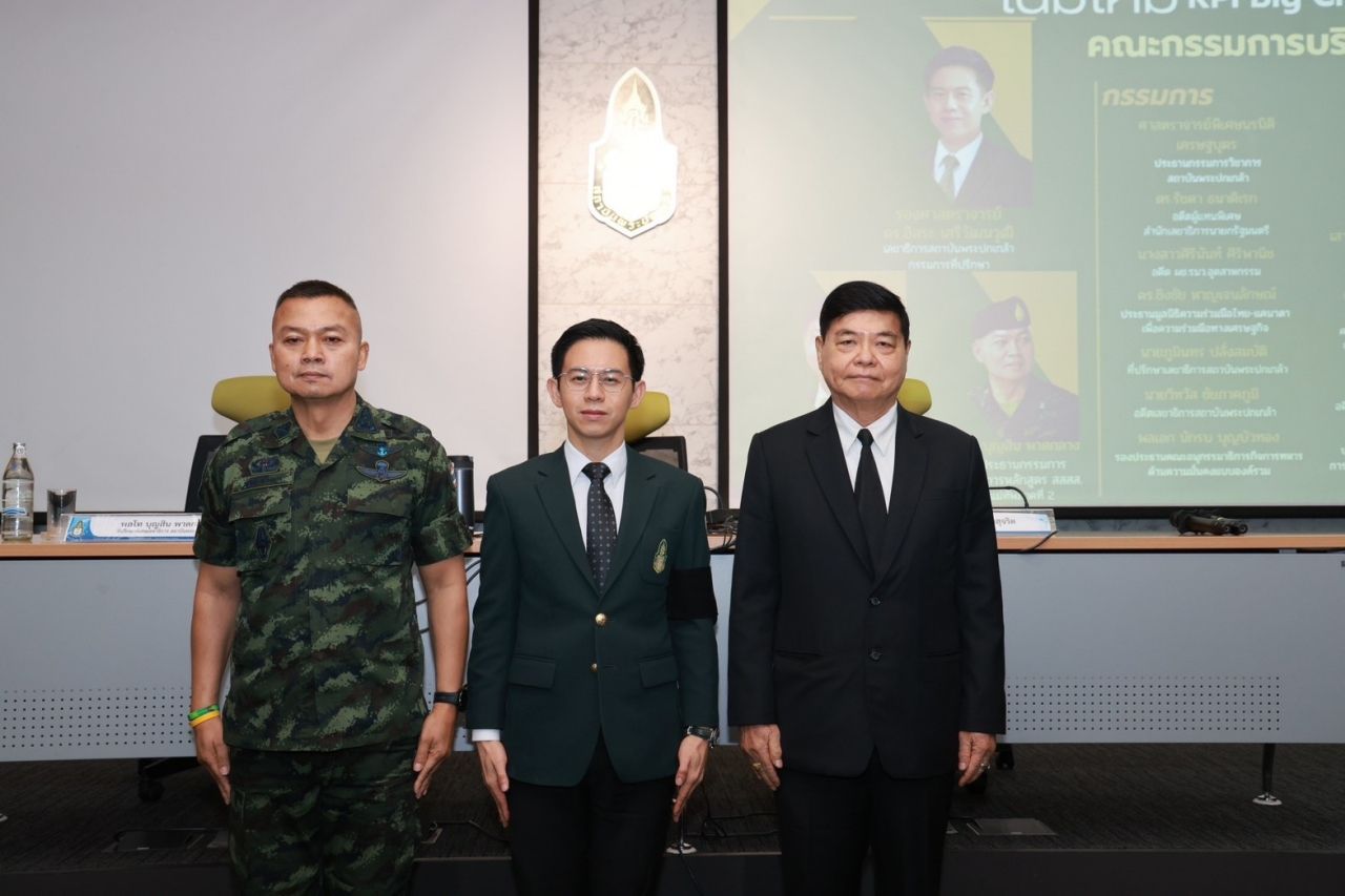 “伊萨腊” 推出 “大虾” 担任公共政策学校课程主任,建议国家公务员多下基层而不是在办公室