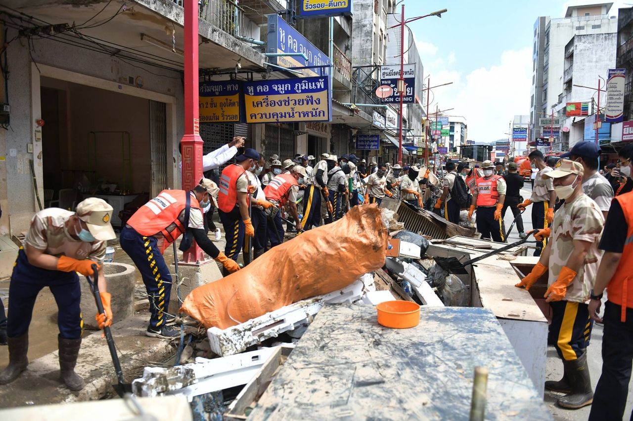 加速处理洪水后的垃圾,总理要求缓和宋卡府市长的争议