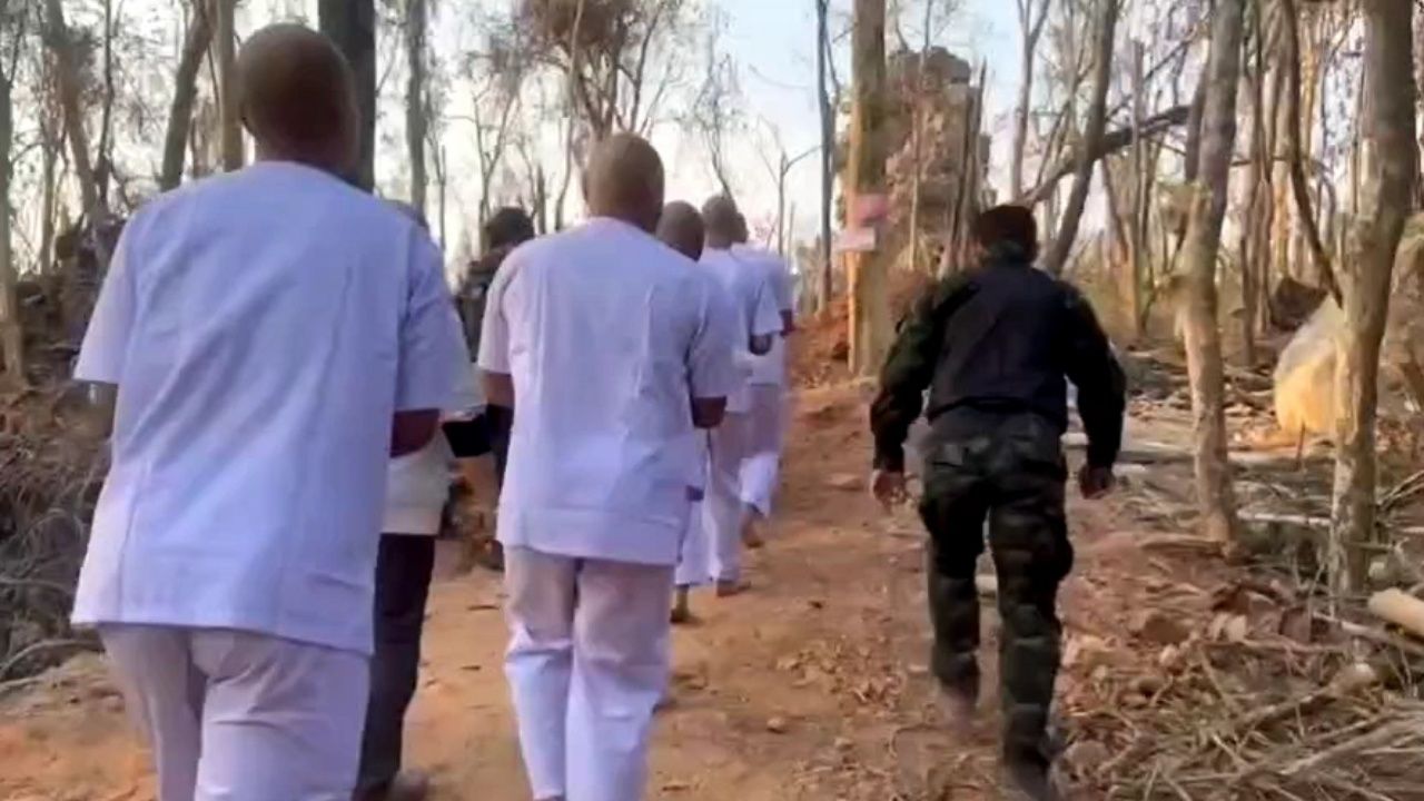 13名前线士兵在“塔夸伊寺”前出家，为42名为国捐躯的战友祈福