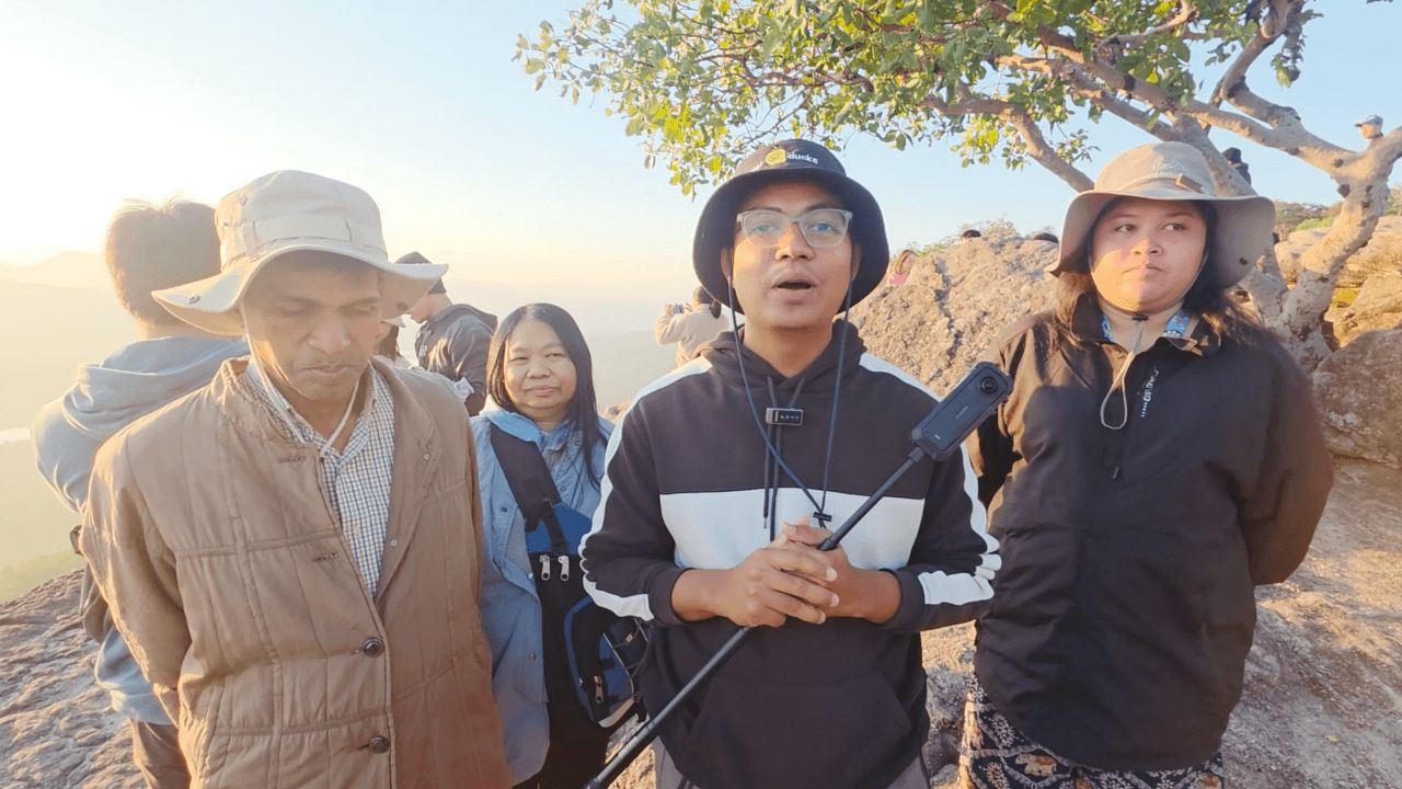 游客聚集迎接暹罗的第一道曙光 于 Phu Chanadai 中 伴随 13 度气温