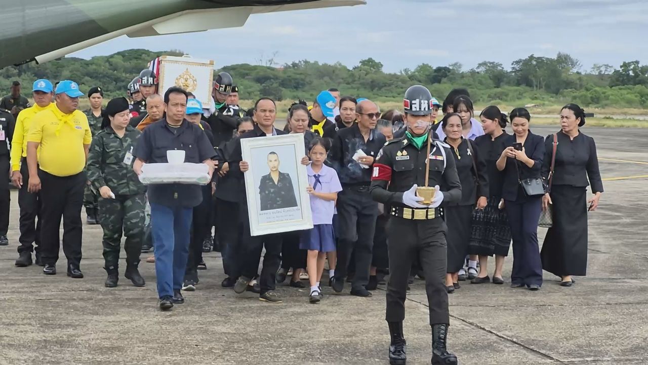 妹妹亲吻“英雄士兵”灵柩,承诺“我要带你回家”