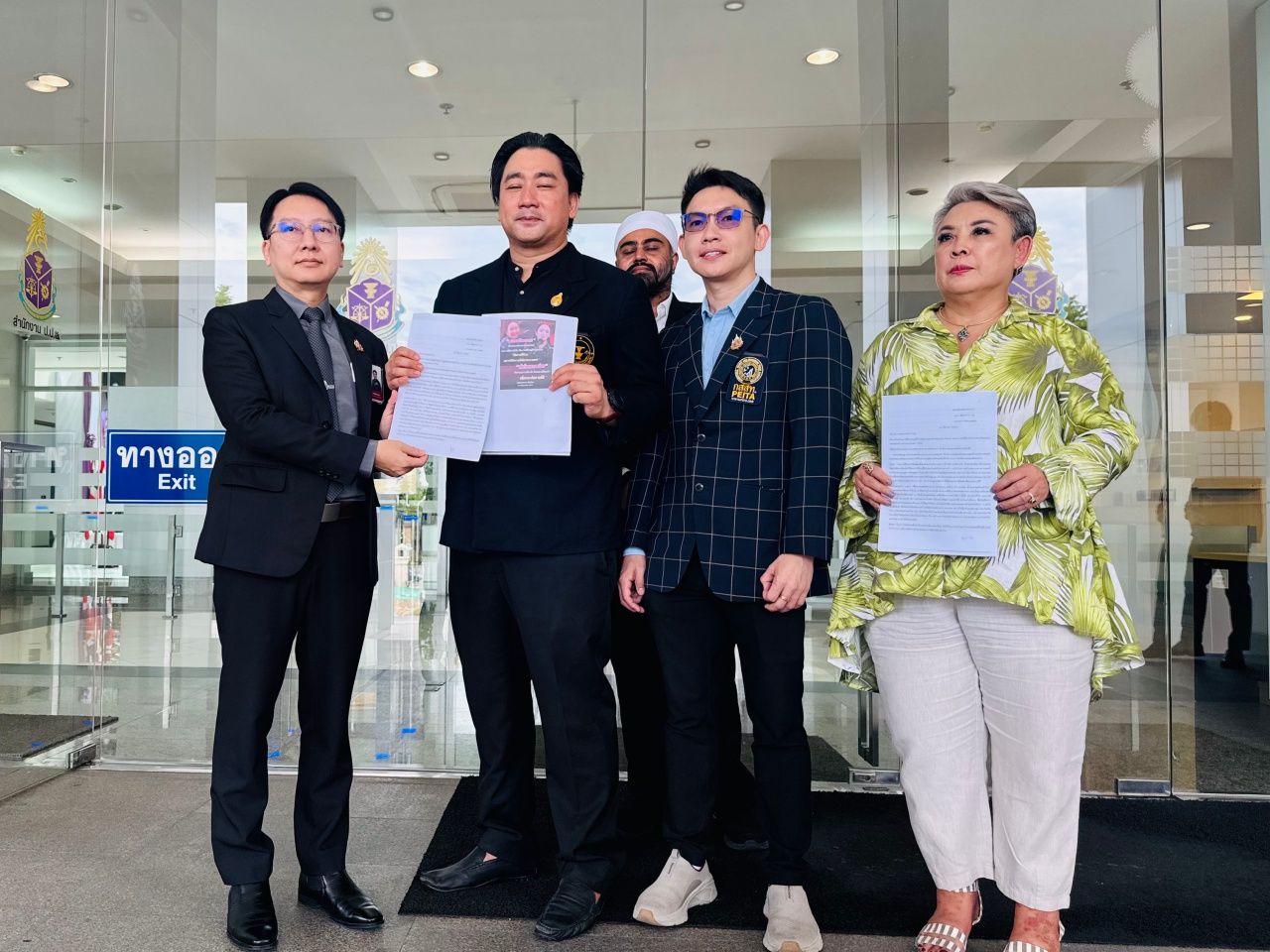 “伊·坦坤”请求反贪委员会调查“英克总理”的严重违反道德问题