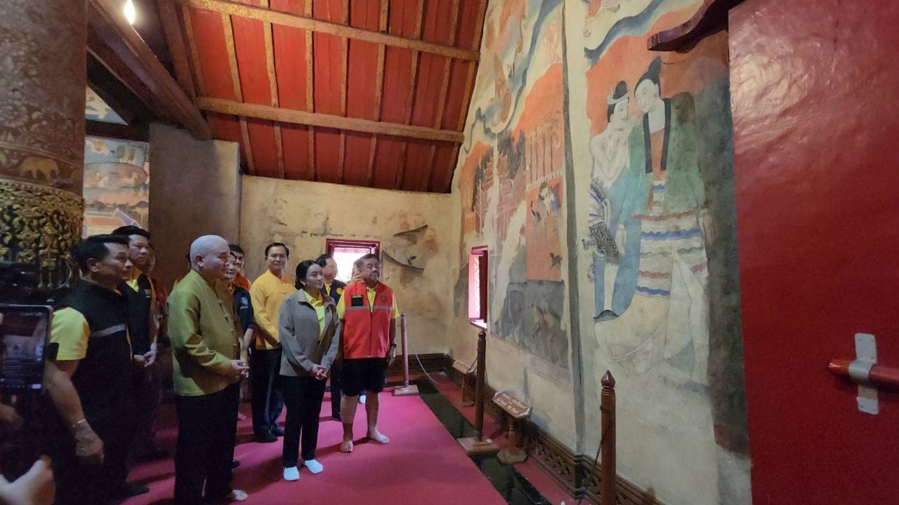 英格视察普民寺损失，摊贩突袭询问是否安好