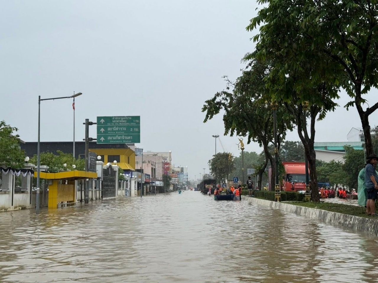 合艾水位逐渐下降，但多个地区水流湍急，救援受阻