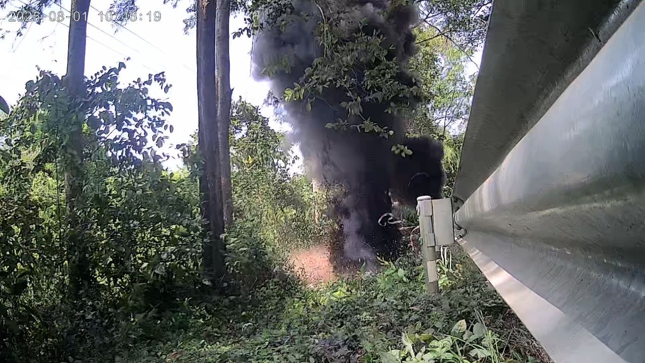 拆弹小组在乌汶府清理 BM-21 未爆弹，加紧引爆销毁