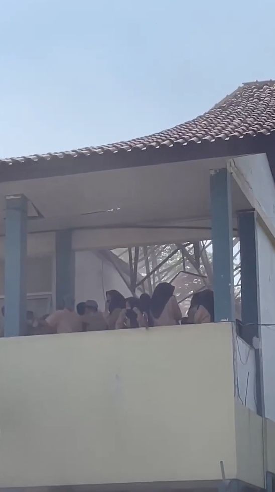 印尼学校屋顶倒塌，数十名学生受伤