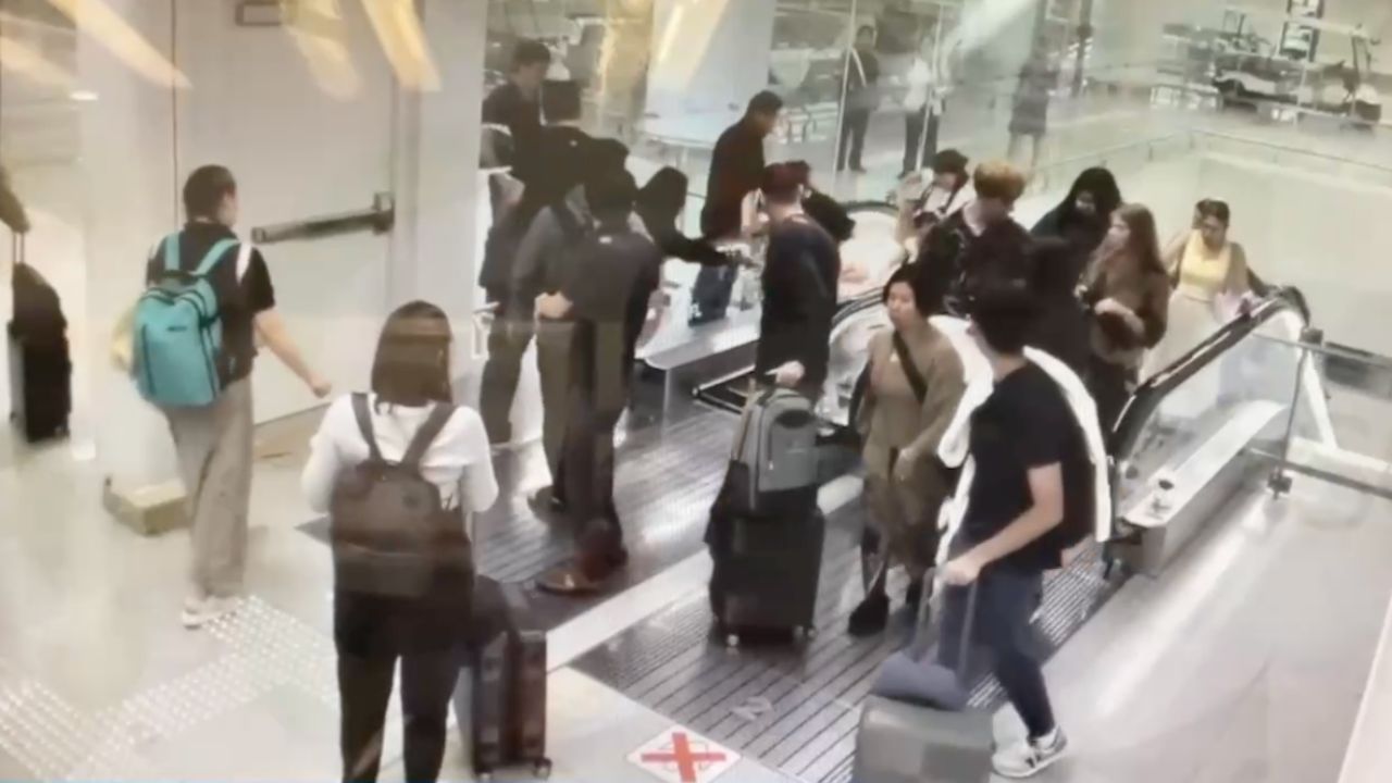 螺丝松动导致素万那普机场电梯故障