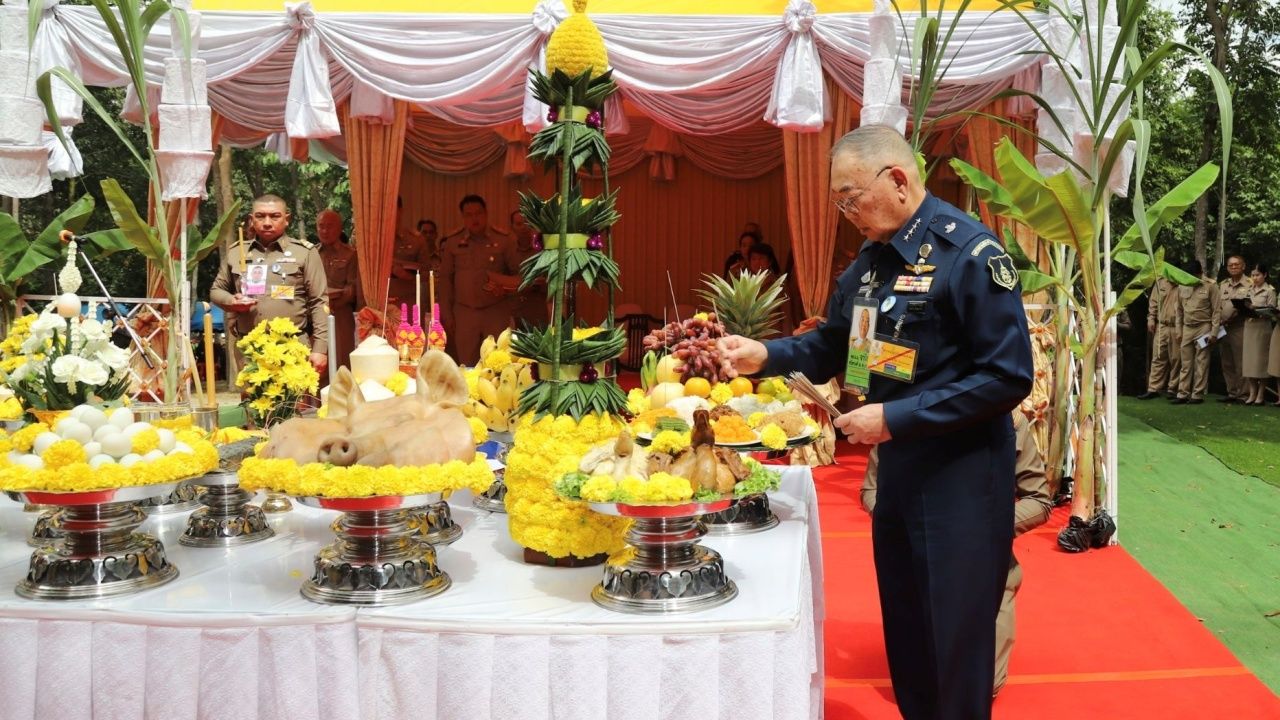 香檀木的首次祭祀仪式在龟武里国家公园举行，以制作皇家灵车和香木棺