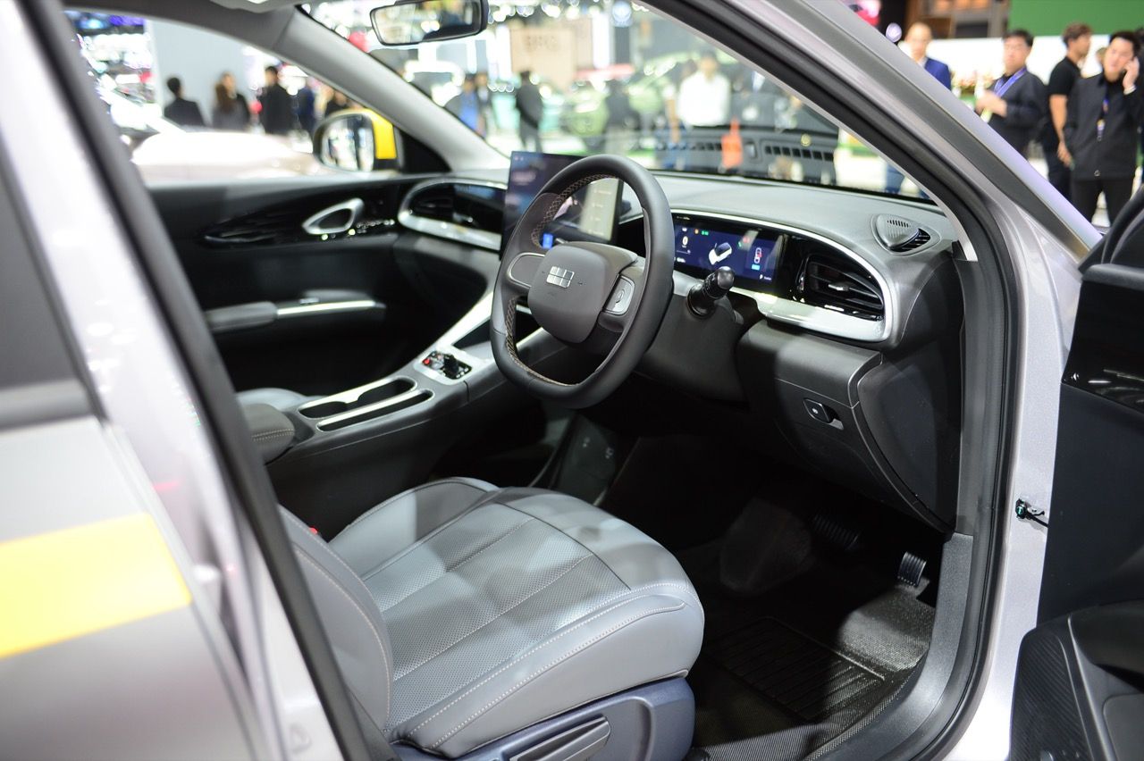 可爱的价格399,000泰铢 GEELY EX2 100%电动掀背车