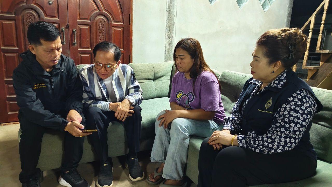 母亲泪流满面 失去家园英雄 