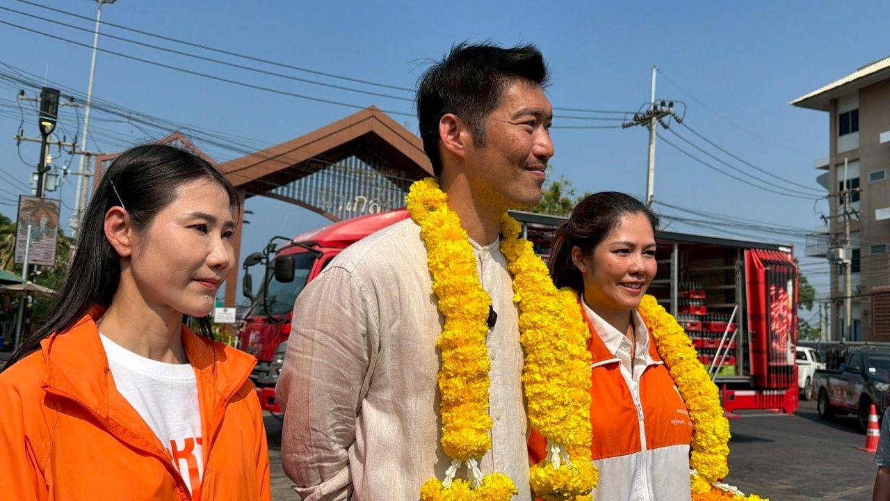 “塔纳通”在春武里-北柳府助人民党候选人拉票，强调“有我们就没有灰色”，声称不再有“变色龙”