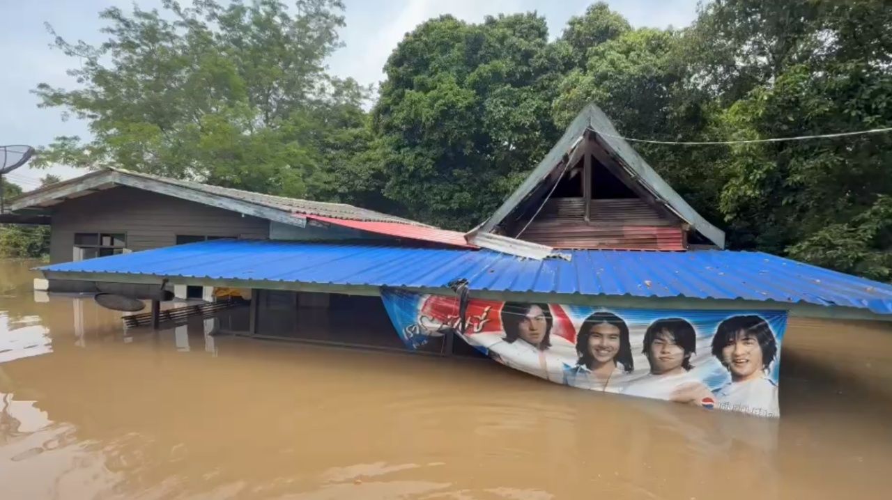 “ผักไห่” 大城府的洪水淹至半个房子，湄南河坝应对排水量增加