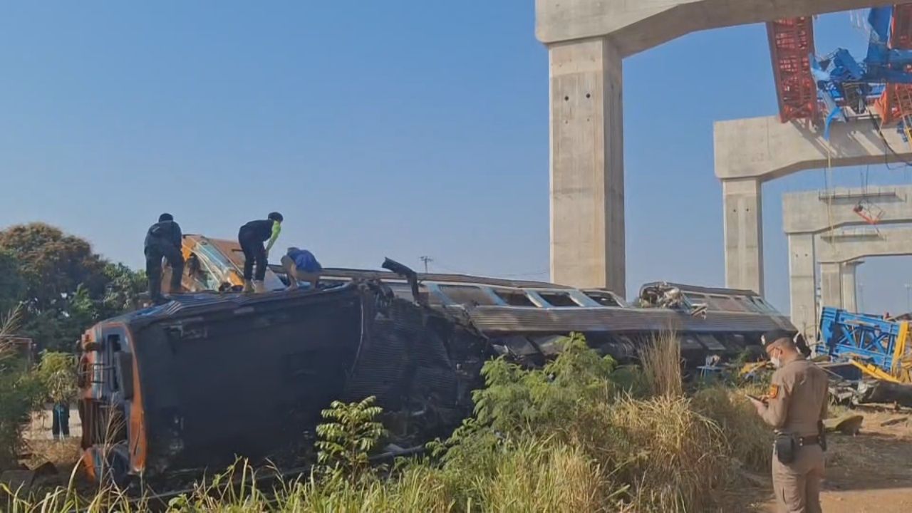 揭开高速铁路桥吊机倒塌压覆通勤列车的画面，超过30人受伤