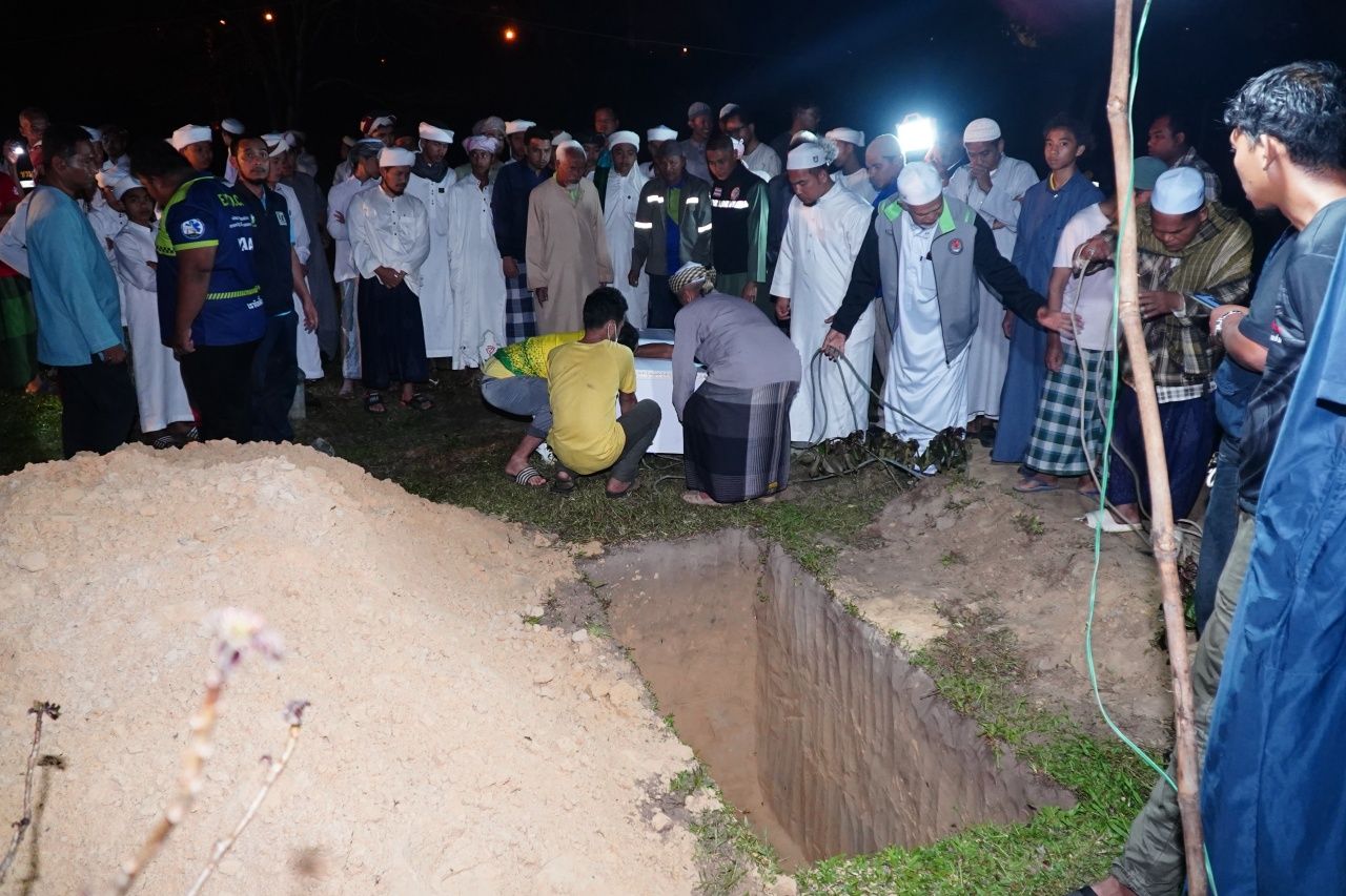 两名兄弟起重机砸火车遇难者遗体安葬，父母心碎，亲属痛哭