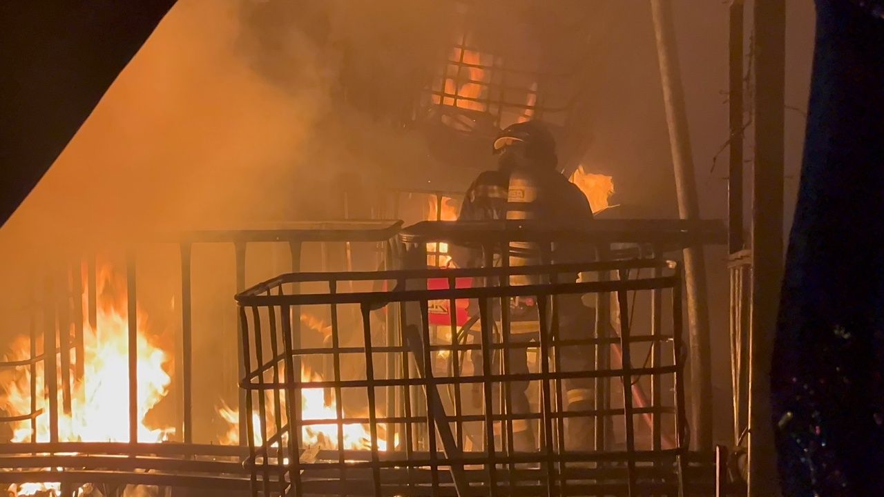 旧货店发生火灾，发现大量油漆桶、稀释剂和易燃物