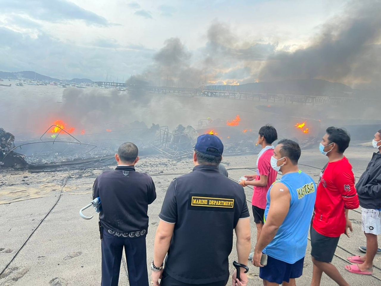 查龙码头快艇起火，损失超过20艘，普吉省长下令加快调查原因