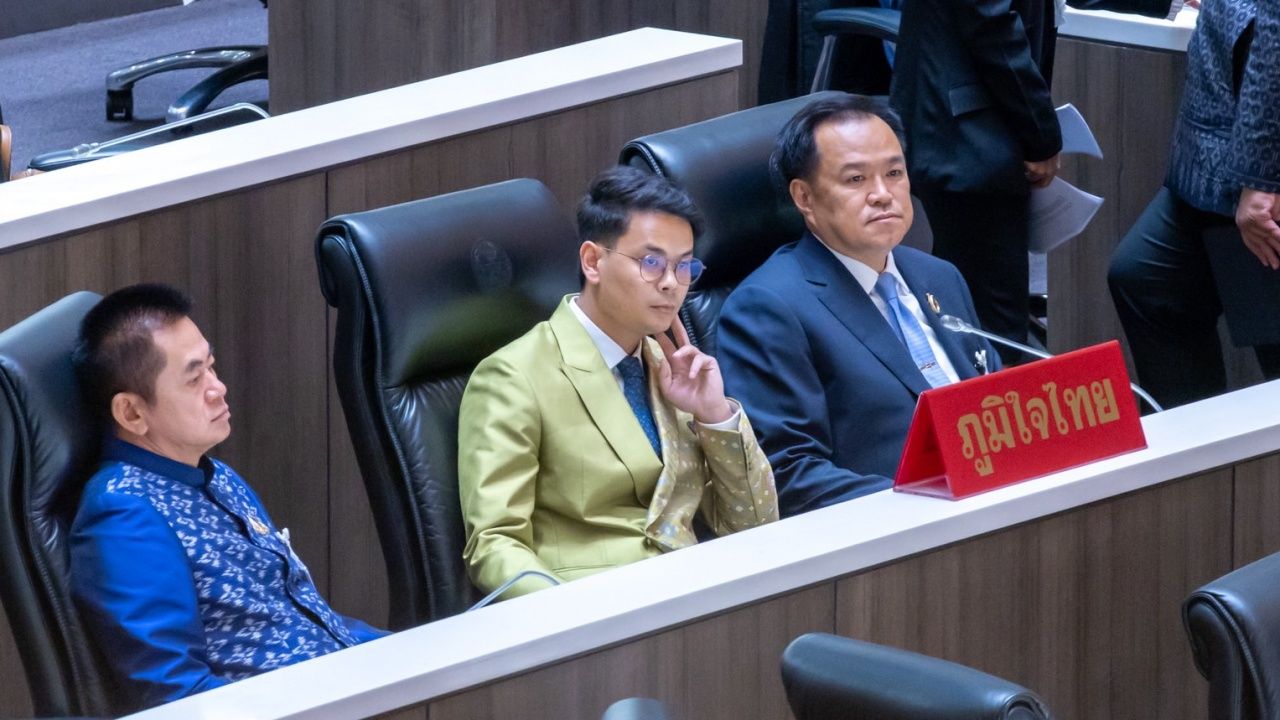 国会辩论激烈：反对党与政府对抗，全方位娱乐法案撤回