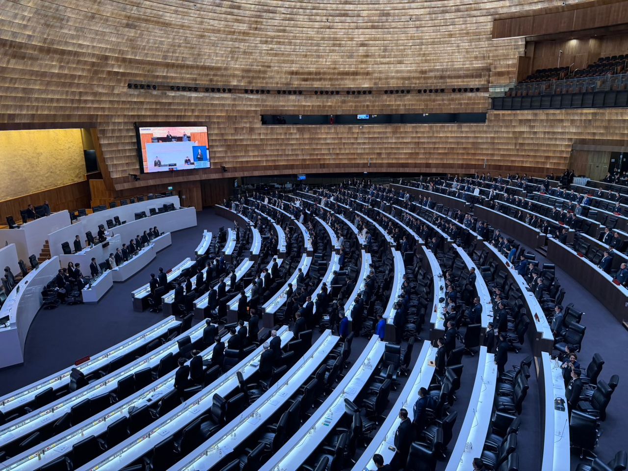 议会投票批准向内阁提交新宪法公投的请求