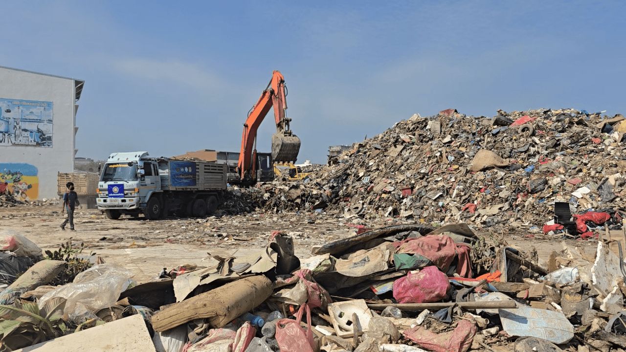 合艾洪水退后垃圾堆满城市，恶臭扰民导致居民担忧疾病传播