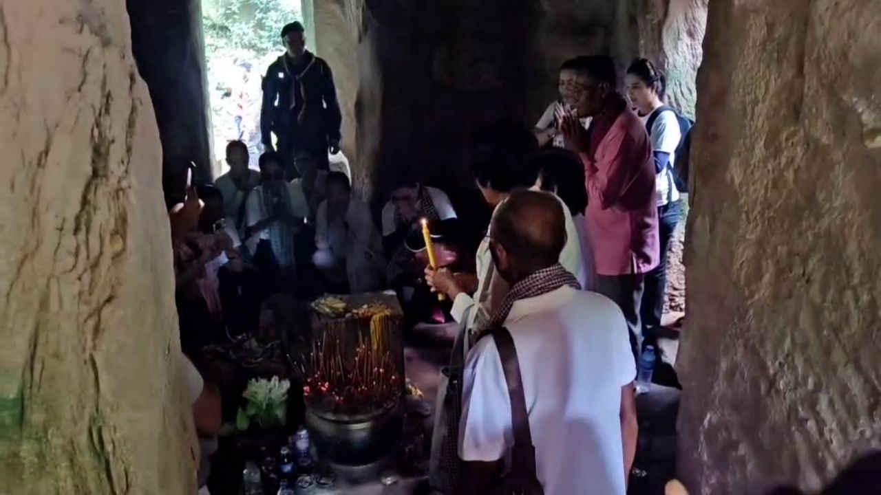 柬埔寨旅游团扰乱塔库崴遗址，祭拜并穿刻有高棉文的服装，向柬埔寨士兵发钱