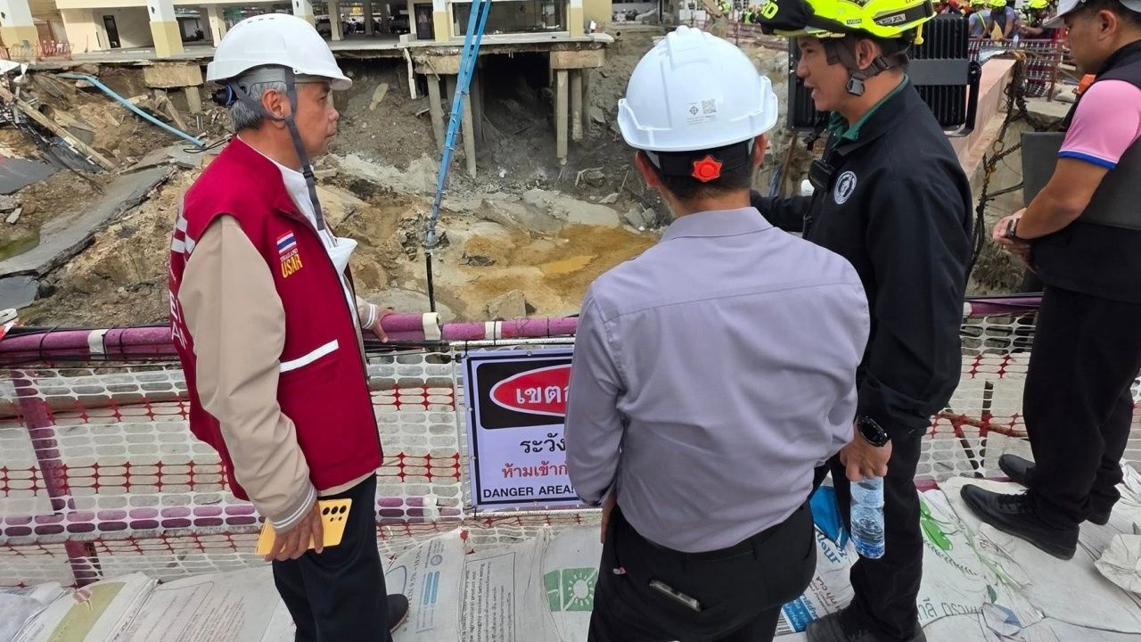 暂时停止填沙，发现“路面下陷”处的水泥下有空洞，紧急注入混凝土填补