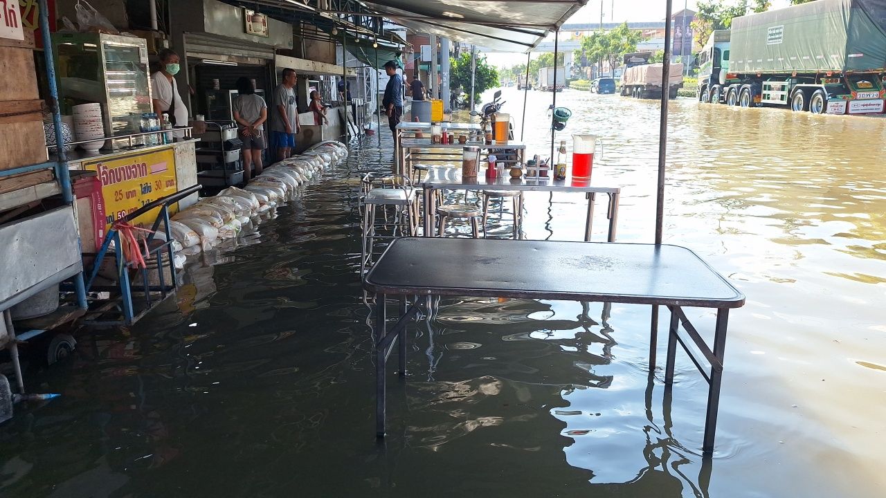 北榄府遭遇“海水上涨”洪水侵袭,许多地区被淹,商贩每年面临问题