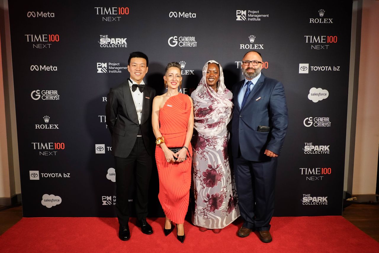 泰国人民党首领“纳潘”出席纽约TIME 100 NEXT晚宴,荣获年度领导者奖项