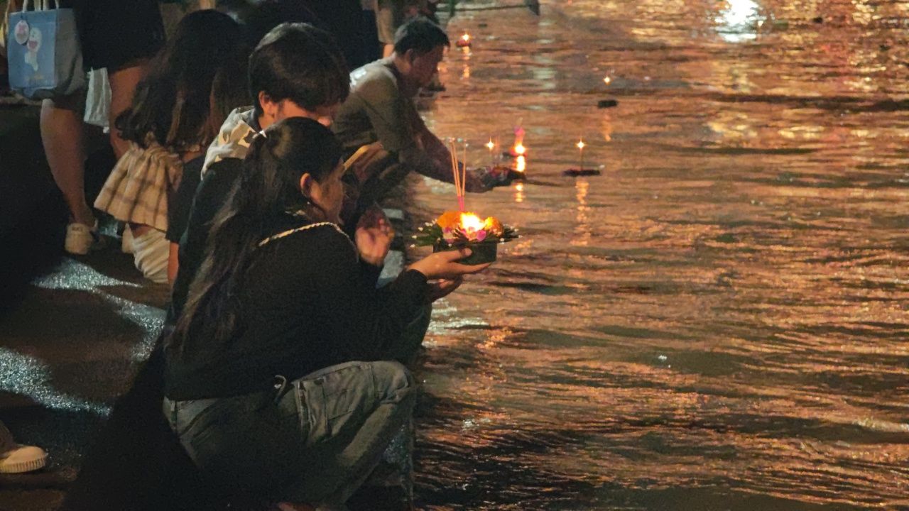 清迈热闹非凡，游客纷至沓来“水灯节 2568”挤满平河两岸