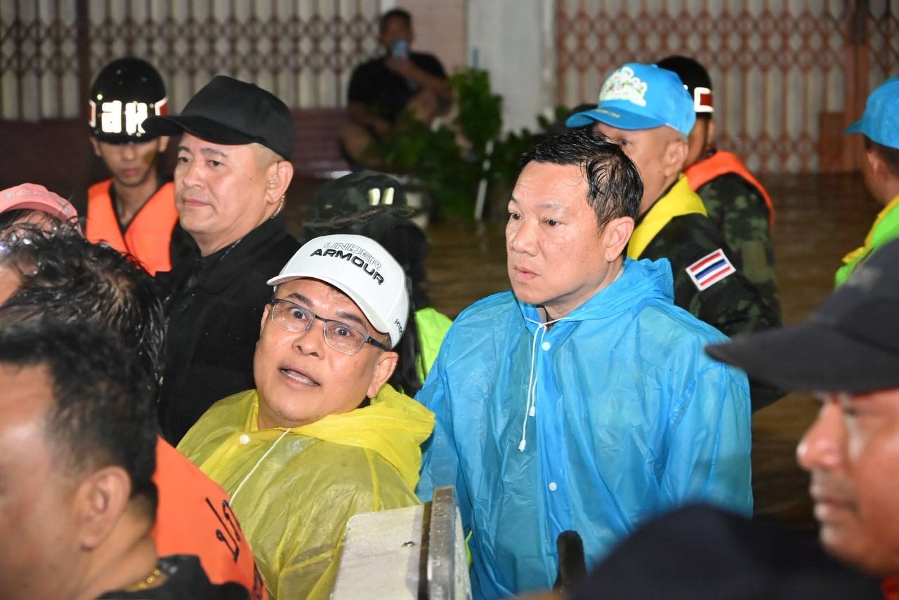 “阿努廷”携妻子挺进合艾洪水灾区，承诺3-4天内水位将下降