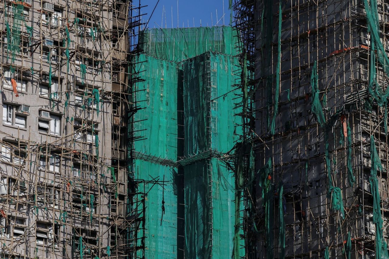 香港震惊:火灾建筑的“防坠网”未达防火标准,死亡人数升至151人