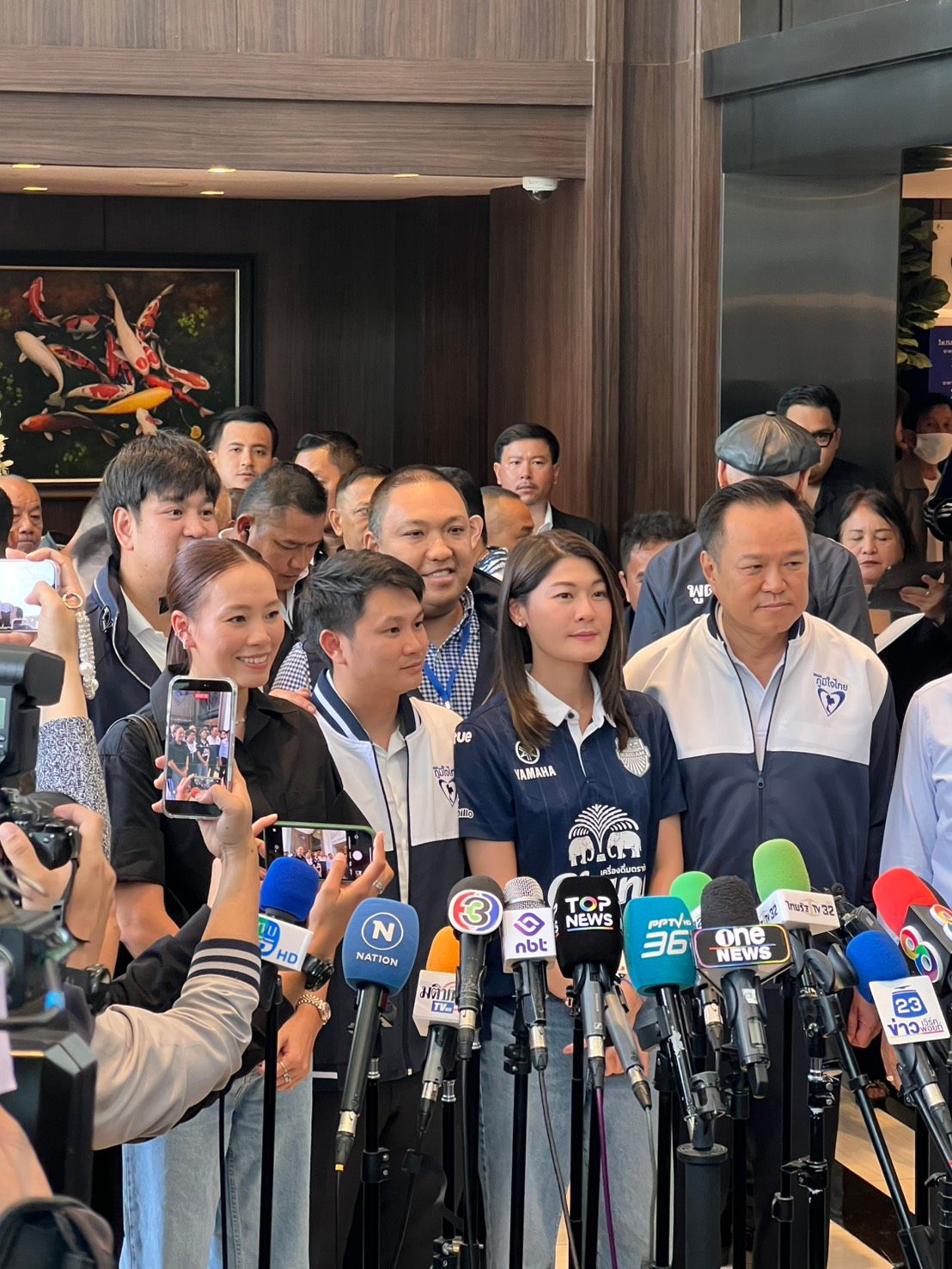 泰国自豪党宣布“萨拉萨南 - 苏达拉”加入，与阿努廷合作，称让画面说话