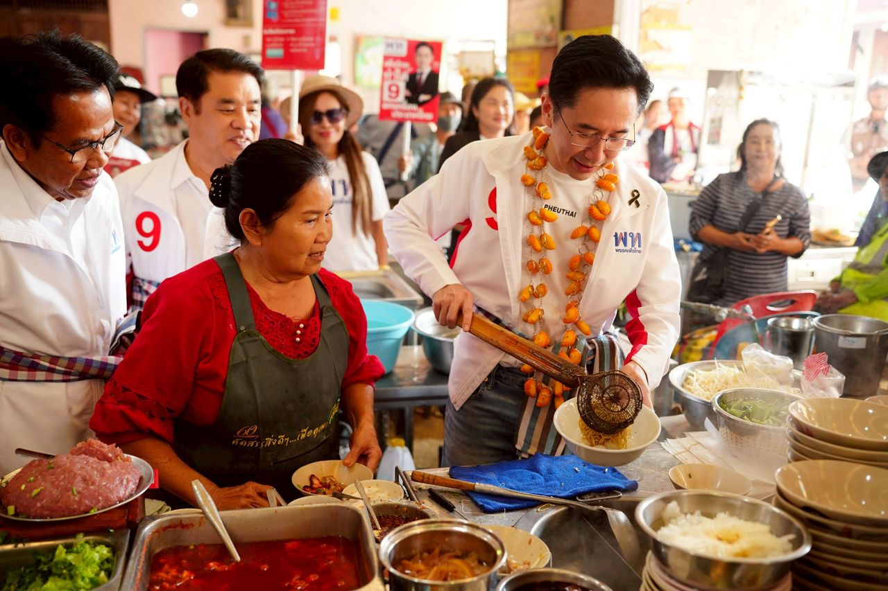 “Yothchanan” 带领为泰党在沙拉武里竞选，展示拿手的面条技艺