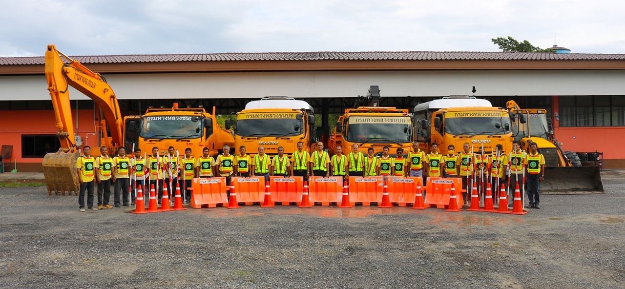 乡村公路局应对“卡尔梅基”风暴,命令援助群众,放置沙袋以防洪水