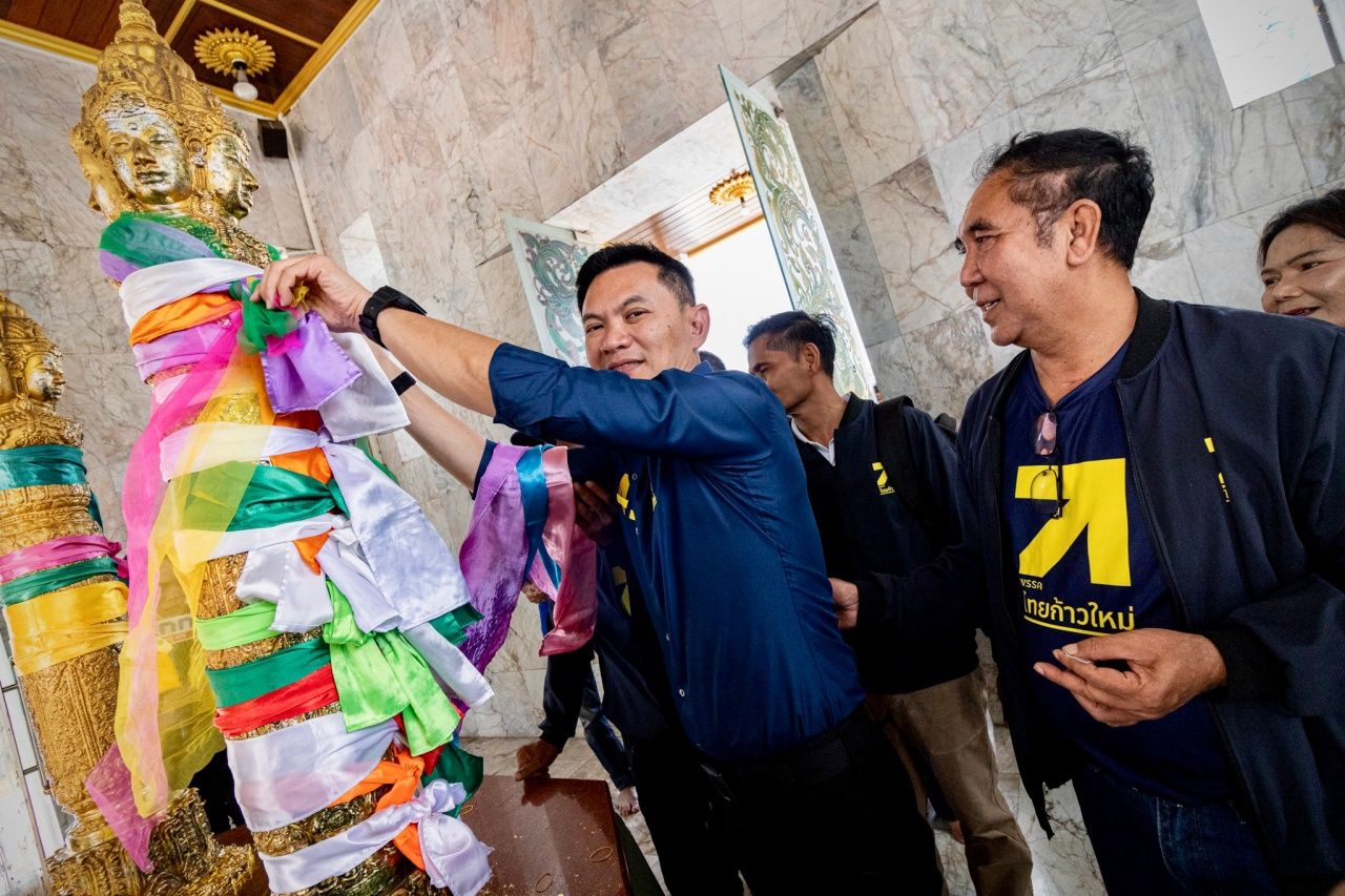 “博士艾” 南下首次亮相素叻他尼，带领新泰前进党争取选票，坚信能击败大地主