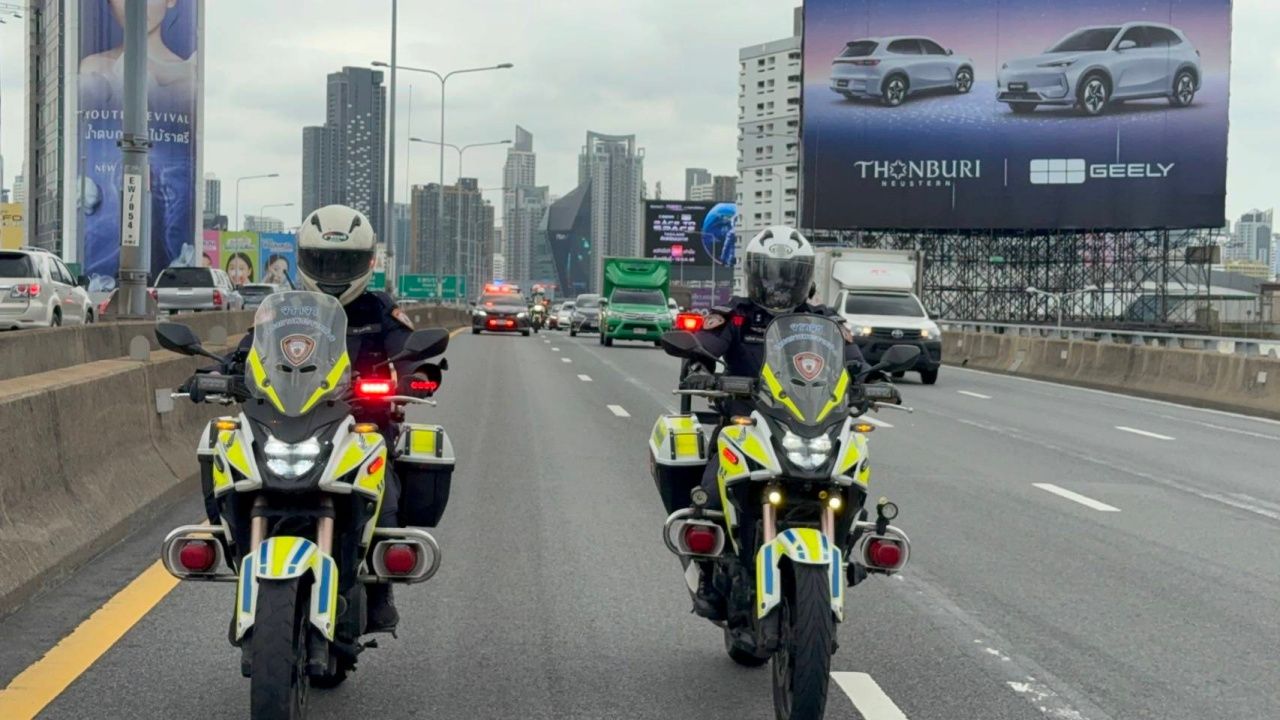 揭示生命瞬间：出租车闯红灯，撞警车执行送器官任务