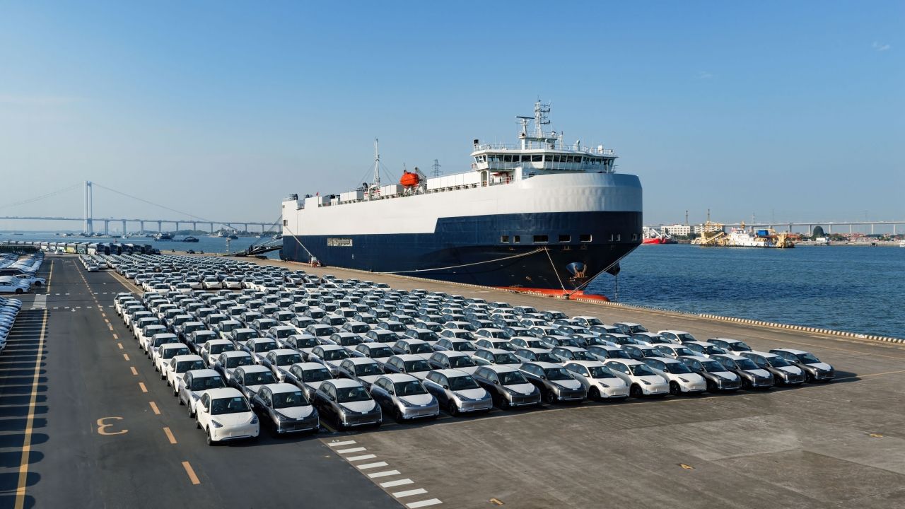 首批GEELY EX2从中国运往泰国，预计按计划逐步交付客户