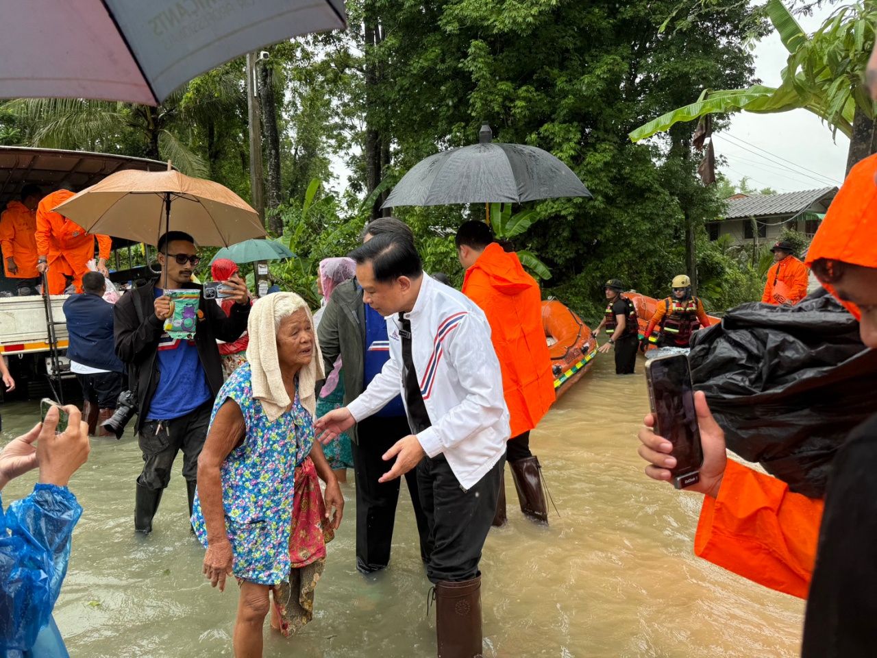 巴吞他尼洪灾 “皮拉潘” 分发1000份救济包,敦促议员照顾受灾者