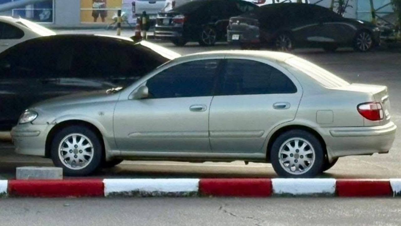 跟踪上车 锁住脖子杀害导游女 抢金偿还债务 把车停在废弃房子 每天回来查看尸体